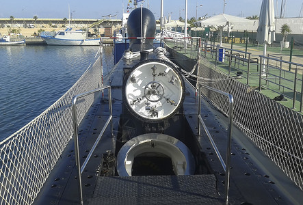 旧潜艇的窄舱门入口背景