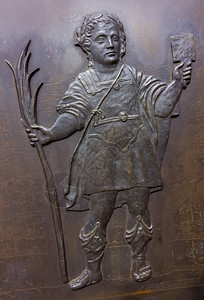 在青铜中雕刻一个牧师的图片