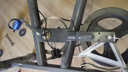 使用制压磁铁修理固定自行车图片
