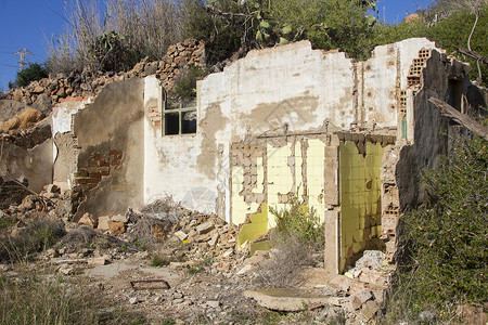 毁坏旧房屋和因违约而废旧房屋图片