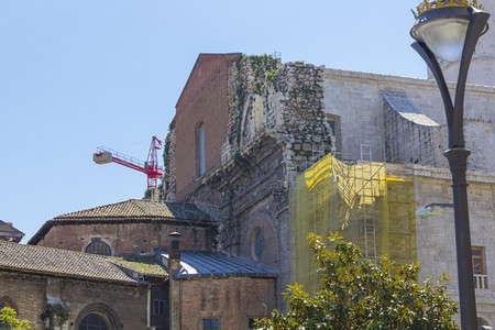 旧建筑的外层在改建和保留过程中的旧建筑图片