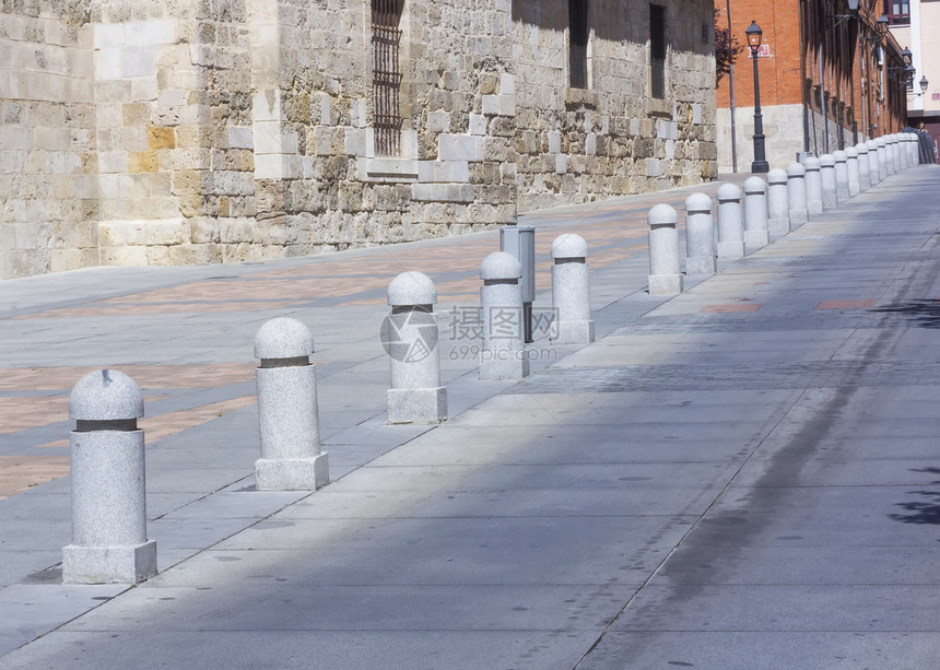 城市交通安全：白色护柱与混凝土隔离带保护街道障碍图片