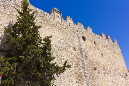 西班牙Cuellar村古代防御墙背景图片