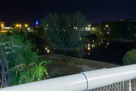 晚上有灯光和反的pisuerga河西班牙瓦拉多利德图片
