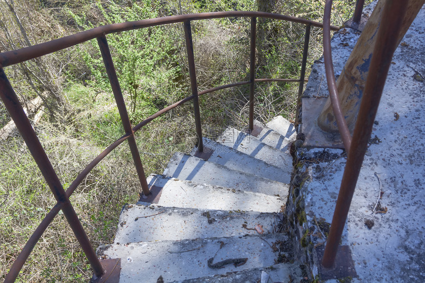 古老的生锈铁轨螺旋楼梯图片