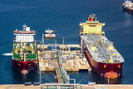 卸载原油的大型轮背景图片