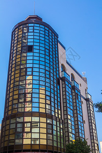 现代玻璃建筑有反光和蓝天空图片