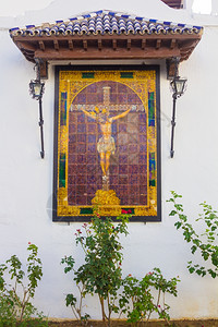 白墙上有圣安达卢西亚瓷砖的小祭坛图片