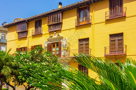西班牙马拉加市黄色建筑房屋有棕色木窗图片