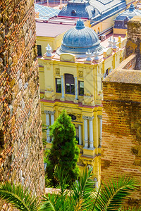 西班牙马拉加市有绿色窗户的黄色房屋图片