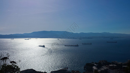 欧洲与亚间直布罗陀海峡的货船高清图片
