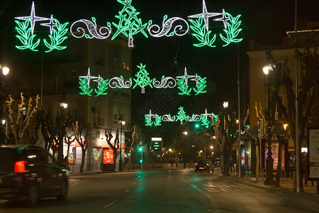 西班牙马德里圣诞节街道上多彩的灯光图片