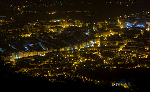 西班牙奥维多市夜空中巡视高清图片