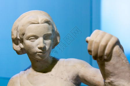 雕刻在石头上的年轻女子雕像图片