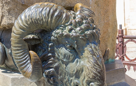 西班牙萨莫拉市一个喷泉的铜碎石雕塑图片