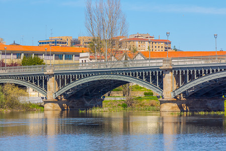西班牙萨拉曼卡Tormes河桥视图图片