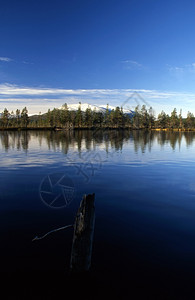 蓝天空和山中湖泊图片