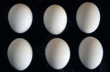 6个蛋以黑色背景在两排内隔离以6个鸡蛋图片