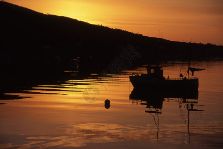 挪威日落出的渔船图片