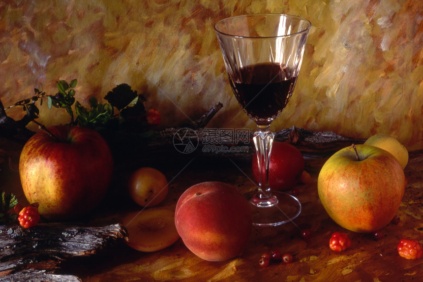 在涂漆背景上孤立的红酒和水果图片