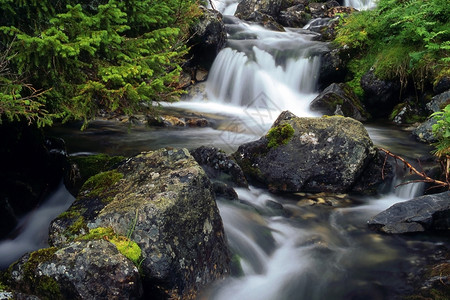 Beautifu山上流淌着清洁水和岩石图片