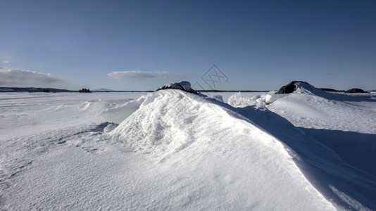 冰冻湖泊和蓝天空的冬季风景图片