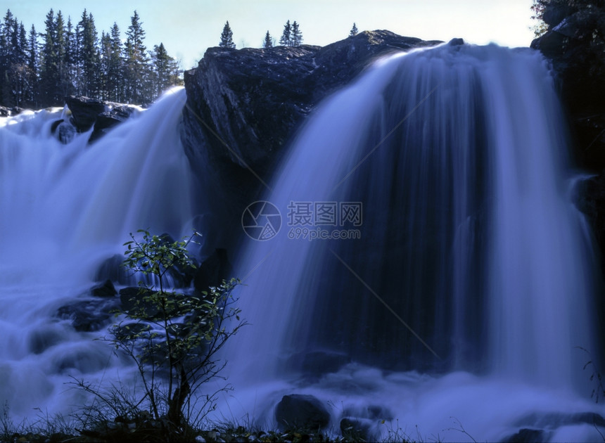 自然的山水瀑布景观图片
