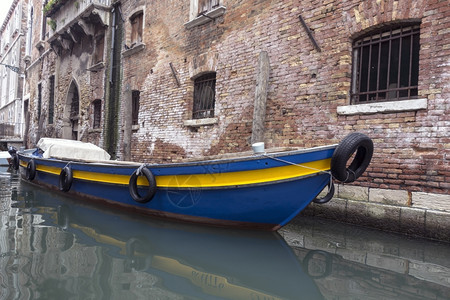 位于意大利威尼斯的一个安静小型运河上老歌多拉船图片