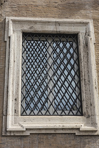 布拉格一栋旧大楼的窗户图片