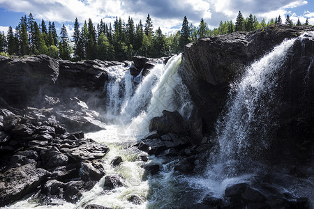 瑞典美丽的山瀑布图片