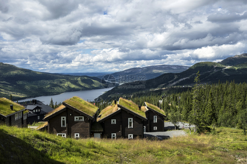瑞典美丽的河流和山岳景观图片