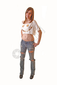 年轻少女穿着破烂牛仔裤穿着短的T恤穿着白色背景的笑脸图片