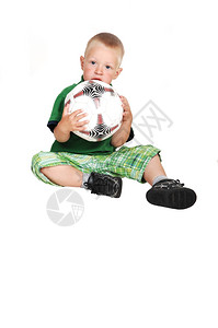 坐在工作室地板上的可爱小孩拿着一个大熊球在白色背景上图片