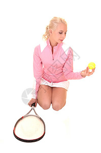 一个美少女的肖像卷发金和蓝眼睛穿着网球服坐在地板上白色背景图片