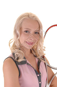 一个美少女的肖像卷发金和蓝眼睛穿着网球服站在工作室白色背景图片