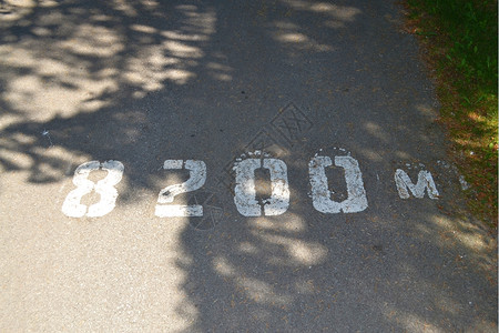 汉密尔820米在公园的路上打着KM标记背景