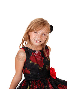 一张金发女孩的肖像照片身着黑色和红裙子的金发女孩图片