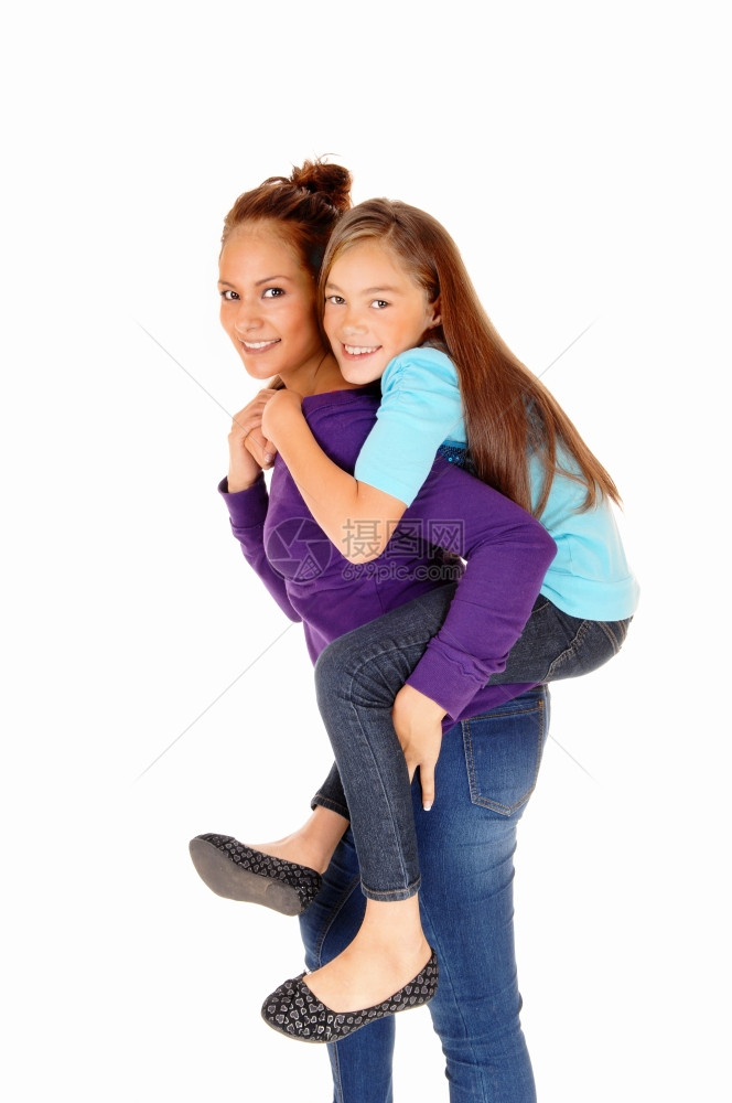 母亲和女儿玩着孤立的白色背景女孩在母亲的背上图片