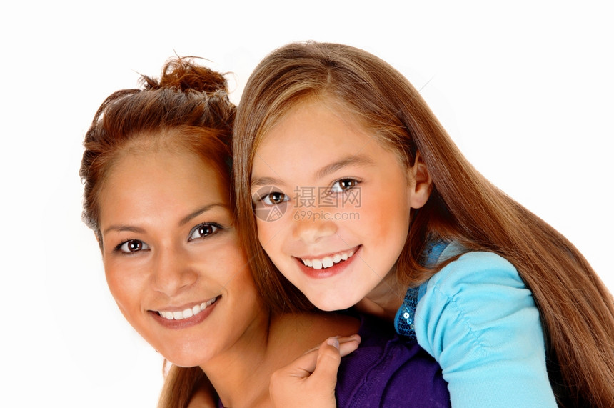 一张关于母亲和女儿为孤立的白人背景而玩耍的特写照片女孩坐在母亲的背上图片