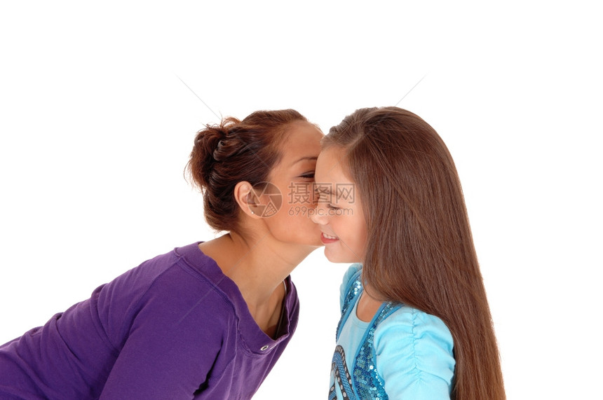一位八岁小女孩在鸡身上得到母亲的吻图片
