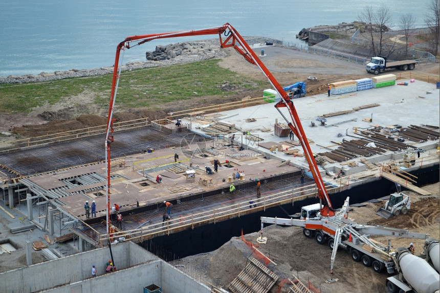 在安大略湖岸上建造一个新的分区在地基中挖掘混凝土图片