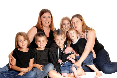 一个由八人组成的大家庭坐在工作室的地板上背景图片