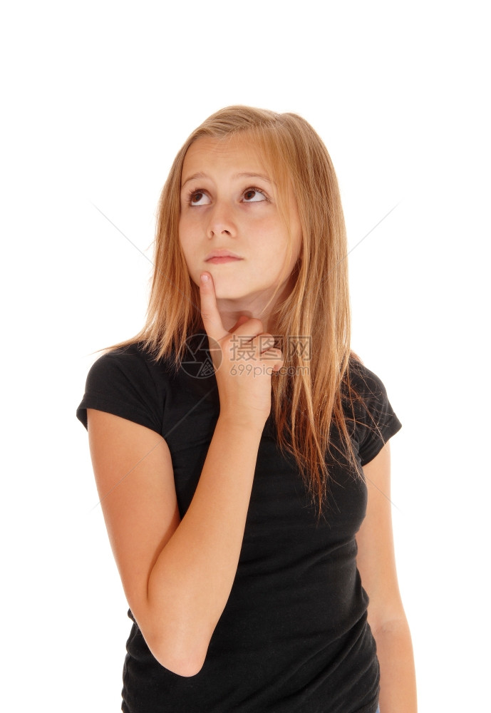 一个金发漂亮的瘦女孩用手指着下巴向上看与白种背景隔绝图片