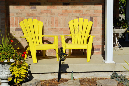 两张黄色木椅坐在新房子前门厅图片