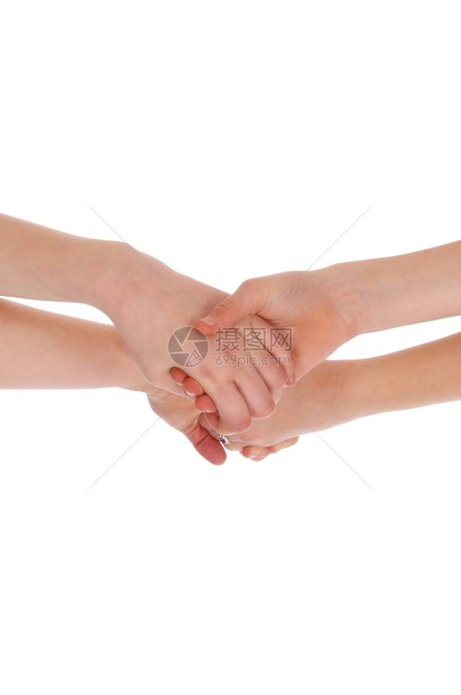 两个年轻女孩的手紧地抱着一图片