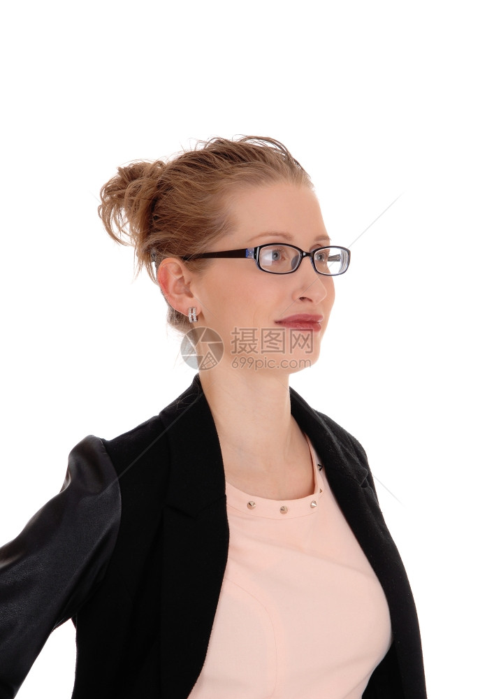 一个金发女商人的特写肖像带着眼镜和黑色夹克与白背景隔绝图片
