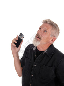 一个中年男子拿着手机的肖像图片