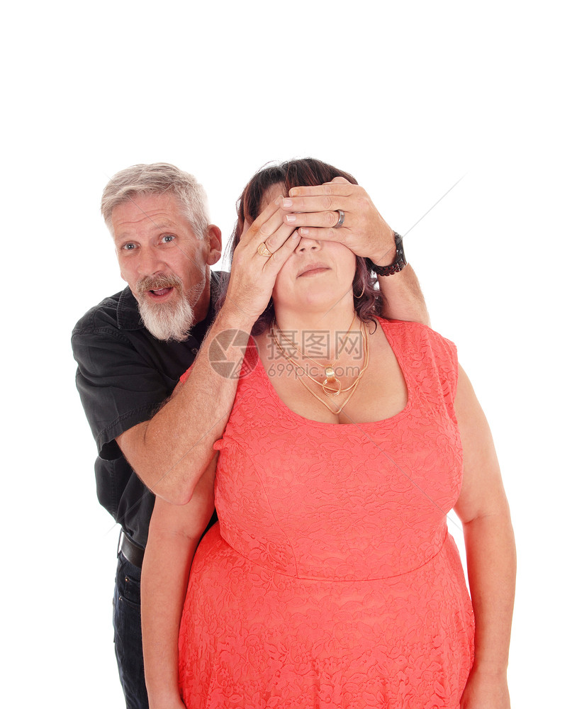 一对中年夫妇因白种背景而与世隔绝男子将手握在妻的双眼上图片