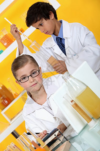 科学实验室中的孩子图片