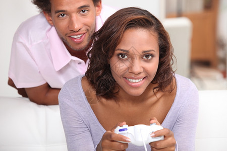 玩电脑游戏的情侣图片